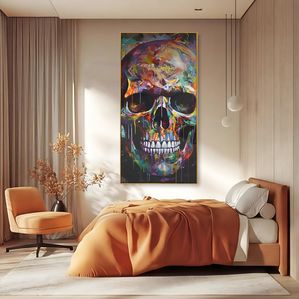 Tablou canvas cu tablou canvas cu craniu multicolor, in rama de aluminiu auriu, pe perete intr-un dormitor
